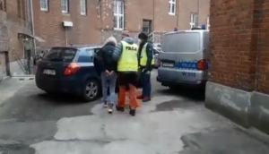 Read more about the article Policjanci doprowadzili dziś do prokuratury kobietę, która wczoraj staranowała samochodem stację paliw w Rymaniu. 37-latka usłyszała zarzuty