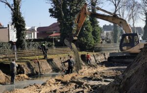 Read more about the article Z placu budowy sali gimnastycznej przy Szkole Podstawowej nr 5 (ZDJĘCIA)