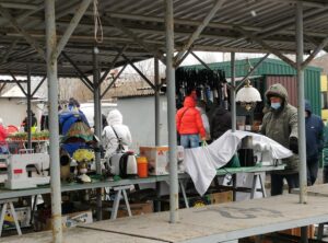 Read more about the article Targowisko miejskie. Można tu kupić m.in. warzywa „z pola”, firany czy sweter z sercem z drugiej ręki (ZDJĘCIA)