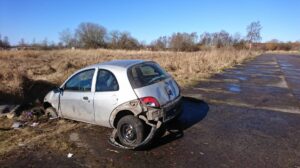 Read more about the article Kolejne śmieci na lotnisku w Podczelu. Tym razem ktoś porzucił tu wrak samochodu