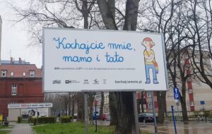Read more about the article Baner „Kochajcie mnie, mamo i tato” (bez względu na orientację seksualną)