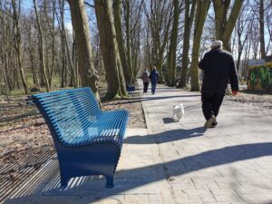 Read more about the article Bez ogródek: siedząc na takiej ławce jest zimno w pupę