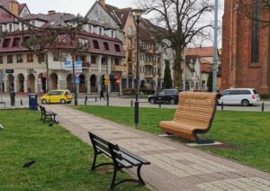 Read more about the article Na Skwerze Miast Partnerskich montowane są wygodne, profilowane ławki z wysokim oparciem