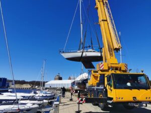 Read more about the article Ruch w porcie jachtowym. Wodują się kolejne jachty