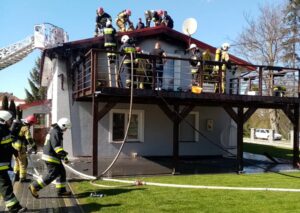 Read more about the article Pożar jednorodzinnego domu w Niemierzu (gm. Siemyśl)