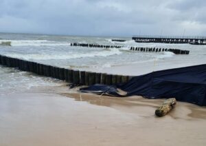 Read more about the article Z morza na wysokości Ustronia Morskiego wydobyto zwłoki. Identyfikacja na miejscu była niemożliwa
