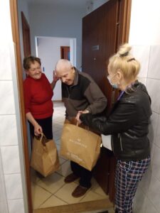 Read more about the article Wolontariusze rozwieźli 320 paczek w ramach Śniadania Wielkanocnego dla Samotnych