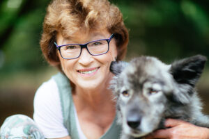 Read more about the article Dorota Sumińska będzie gościem biblioteki. Znana pisarka i lekarz weterynarii przyjedzie do Kołobrzegu na festiwal „Między Mostami”