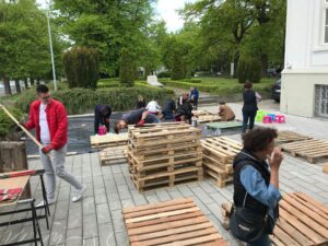 Read more about the article Przy bibliotece powstaje strefa relaksu z książką w ręku (ZDJĘCIA)