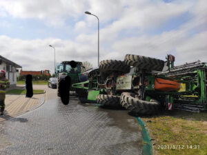 Read more about the article Wyciek środka chwastobójczego po wywrotce opryskiwacza rolniczego