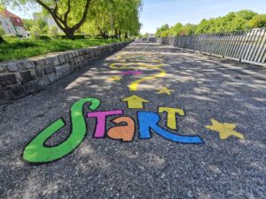 Read more about the article Sympatyczne: wracają stare podwórkowe zabawy. Na bulwarze została namalowana farbą gra w klasy i kolorowy tor przeszkód