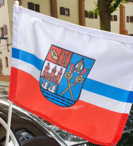 Read more about the article 766 urodziny Kołobrzegu. Urząd Miasta rozdaje flagi z herbem miasta