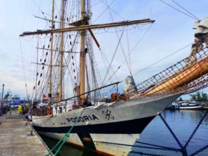 Read more about the article STS Pogoria cumuje przy nabrzeżu szkolnym w Kołobrzegu