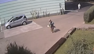 Read more about the article Zuchwała kradzież torebki. Policja poszukuje mężczyzny, którego nagrała kamera monitoringu (WIDEO)