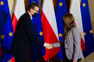 Read more about the article Zawodniczka klubu szachowego z Grzybowa odebrała medal z rąk premiera RP
