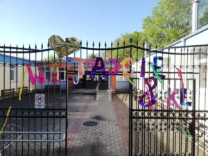 Read more about the article Sympatyczne przywitanie uczniów wracających do szkoły po długiej przerwie