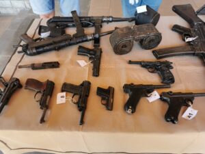 Read more about the article Do Muzeum Oręża Polskiego trafił duży zbiór broni palnej. W tle głośna sprawa dobrze znanych w Kołobrzegu państwa M.