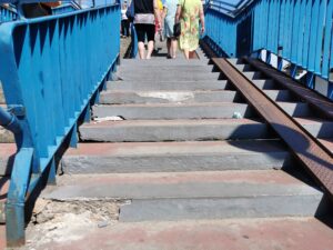 Read more about the article Rok po remoncie stopnie na kładce nad torami znowu kruszeją. Kolejny remont tego bubla ma jeszcze sens?