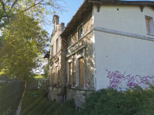 Read more about the article Stary budynek mieszkalny stoi zamknięty na cztery spusty. Czytelnik pyta o jego przyszłość