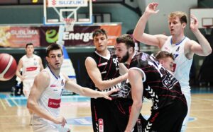 Read more about the article Pierwsze wzmocnienia koszykarskiej Kotwicy. Trzech zawodników dołącza do drużyny Czarodziejów z Wydm