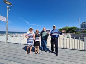 Read more about the article Przy molo w Kołobrzegu jedni się relaksują, drudzy agitują