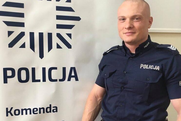 You are currently viewing Policjant wykazał się empatią i wrażliwością – pomógł ciężarnej cudzoziemce w trudnej sytuacji