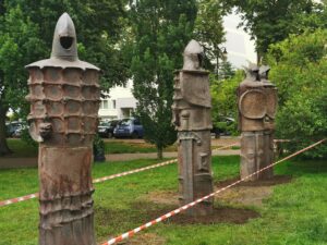 Read more about the article Przy Baszcie Lontowej stoją już rzeźby wojów