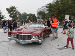 Read more about the article Konfederacja przy molo w Kołobrzegu: Disco, Cadillac,  bańki mydlane i polityczny stand-up Janusza Korwin-Mikkego