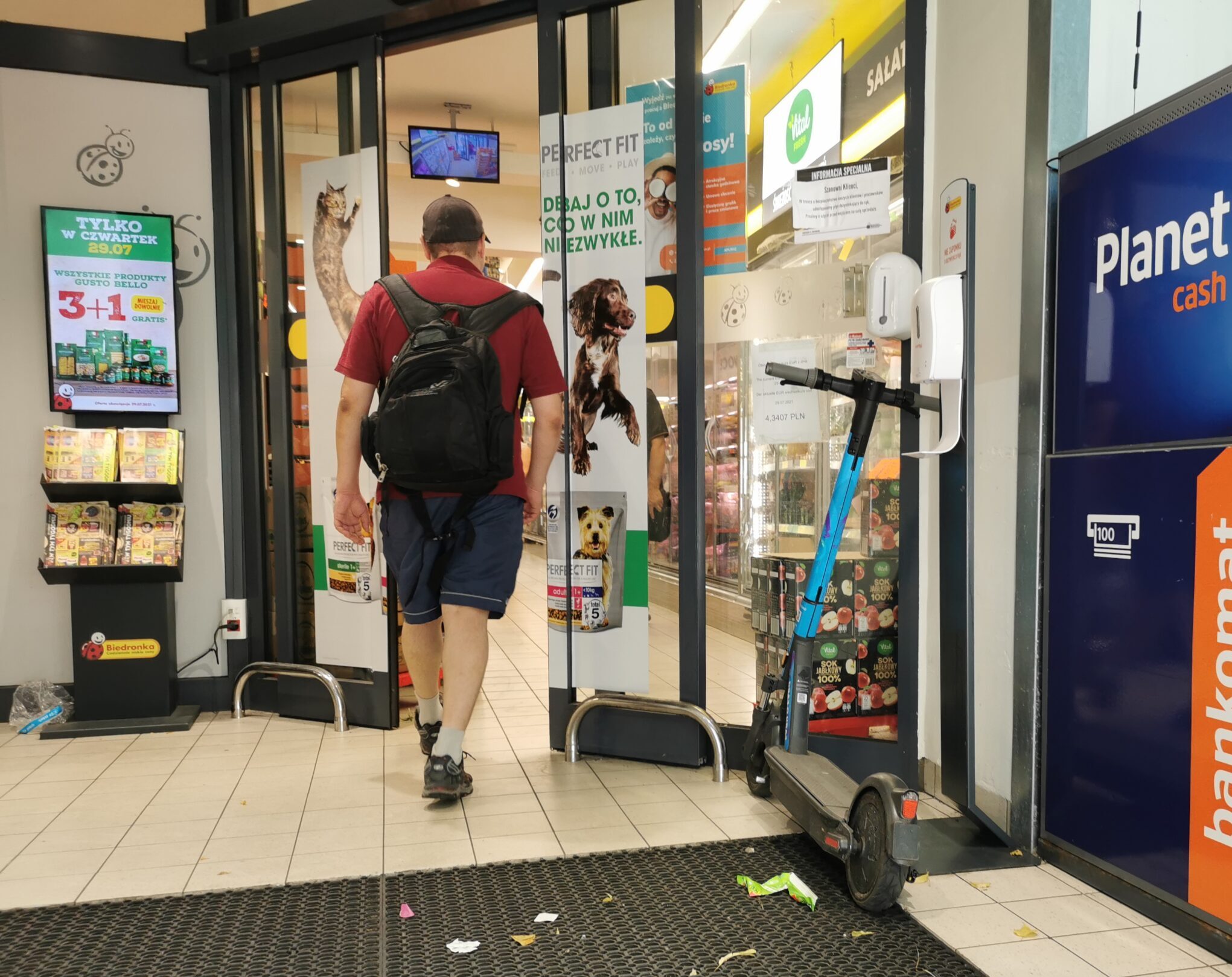 You are currently viewing Strażnicy zakładają blokady na źle zaparkowane e-hulajnogi. Mogą też na koszt operatora je odholować