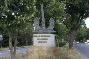 Read more about the article Witacz w formie kotwicy stanie na wjeździe do Kołobrzegu od strony Zieleniewa