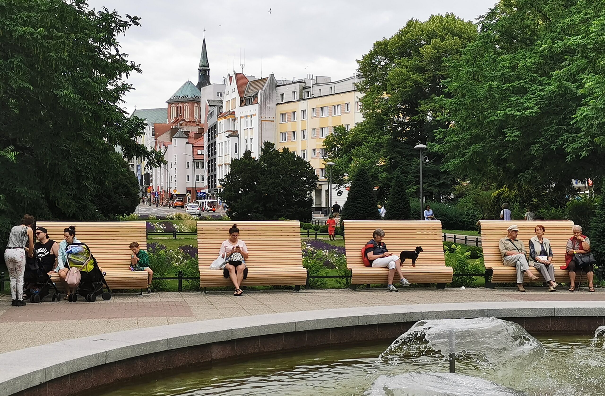 You are currently viewing Nowe, profilowane ławki na placu 18 Marca. Aż chce się usiąść