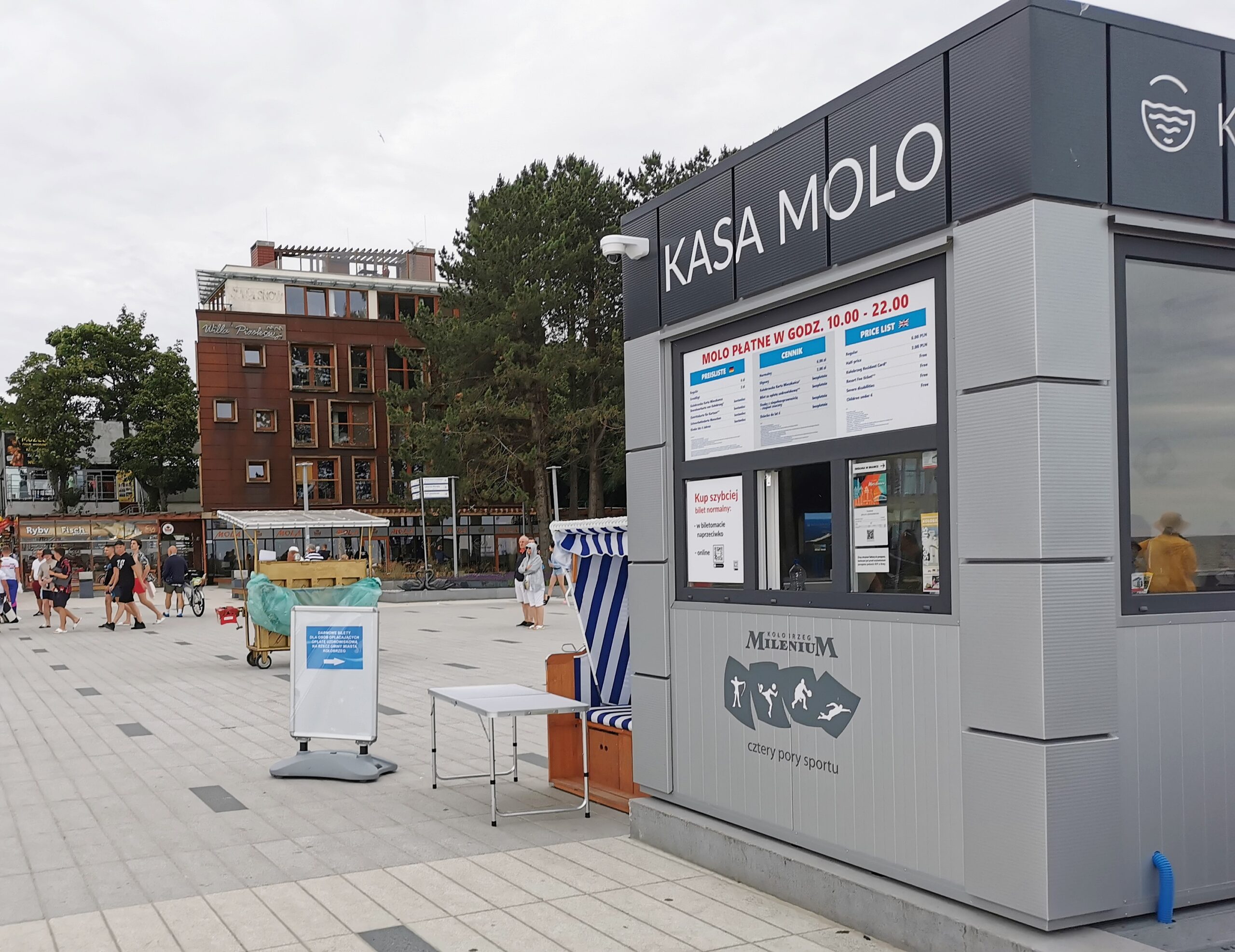 You are currently viewing Większa obsada kasy przy molo. Oczekiwanie na bilet maksymalnie do 5 minut