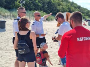 Read more about the article Patrole policji przy zejściach na plażę rozdają darmowe opaski niezgubki dla dzieci
