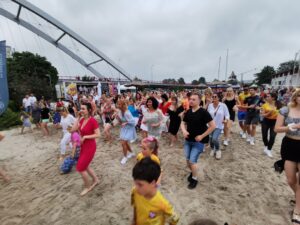 Read more about the article Mamy kołobrzeski rekord w jednoczesnym tańczeniu salsy! 317 osób tańczyło i bawiło się przy tym setnie! (WIDEO)