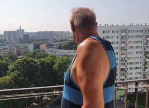 Read more about the article Złodzieje ukradli pieniądze odłożone na protezy nóg i remont łazienki. Ruszyła zbiórka, by pomóc panu Janowi