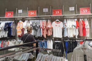 Read more about the article Sklepy likwidują letnie kolekcje. Sprawdzamy, gdzie teraz w Kołobrzegu jest taniej i o ile