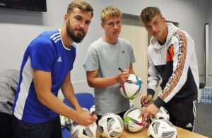 Read more about the article Ponad sto piłek z podpisami zawodników dla kołobrzeskich kibiców, którzy przyjdą na sobotni mecz Kotwicy