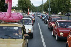 Read more about the article Spontaniczny zlot maluchów w Kołobrzegu. Tak musiały wyglądać drogi w wakacje w PRL-u, gdy Polacy jechali na urlop