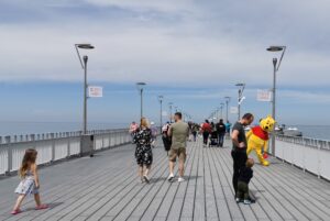 Read more about the article 108 tys. wejść na molo w Kołobrzegu. Sprawdzamy ile zarobił MOSIR na biletach i ile było wejść z KKM i w zamian za opłatę uzdrowiskową