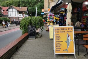 Read more about the article Chodnik znika pod ogródkiem gastronomicznym lub wystawką sklepową. Którędy ma przejść pieszy?