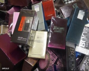Read more about the article Policjanci z Kołobrzegu zarekwirowali 800 sztuk podrabianych perfum