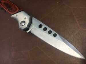 Read more about the article Grożąc nożem zmusił kierowcę do oddania auta. Swoją krótką podróż skradzionym samochodem  zakończył w rowie