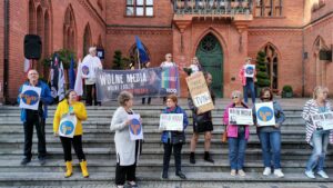 Read more about the article Protest w obronie wolnych mediów: „Precz z lex TVN!” (zdjęcia, wideo)