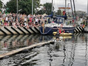 Read more about the article Rekordowe zawody w jeździe rowerem po desce na wodzie. W marinie odsłonięto też figurkę Mariana