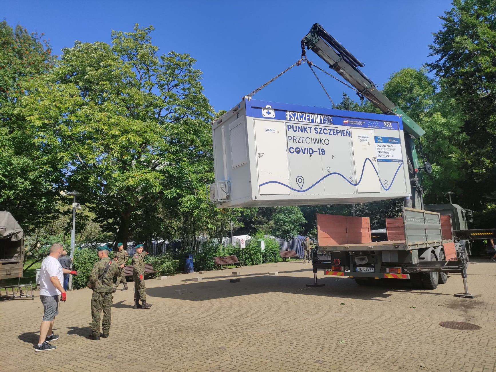 You are currently viewing Mobilny punkt szczepień już stoi na Skwerze Pionierów. Tu nie musisz się nawet rejestrować