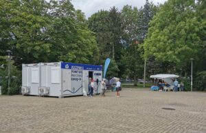 Read more about the article Mobilny punkt szczepień na Skwerze Pionierów zostanie do 11 sierpnia. Wystarczy dowód osobisty, by otrzymać jednodawkową szczepionkę przeciwko COVID-19