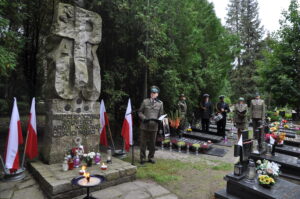 Read more about the article Uroczystości przy grobie śp. płk. Mieczysława Zygmunta (ZDJĘCIA)