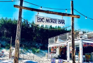 Read more about the article Znani muzycy założyli bar na plaży w Grzybowie. 11 września zapraszają na muzyczne zakończenie lata. Wstęp wolny