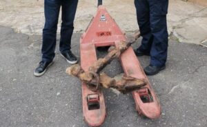 Read more about the article Zabytkowa kotwica trafiła na sprzedaż w Internecie. Dzięki dochodzeniu policji jest teraz w kołobrzeskim muzeum