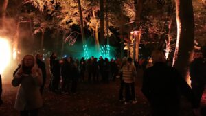 Read more about the article Noc Kolorów: park na kilka godzin stał się scenerią magicznego teatru światła i dźwięku (WIDEO)